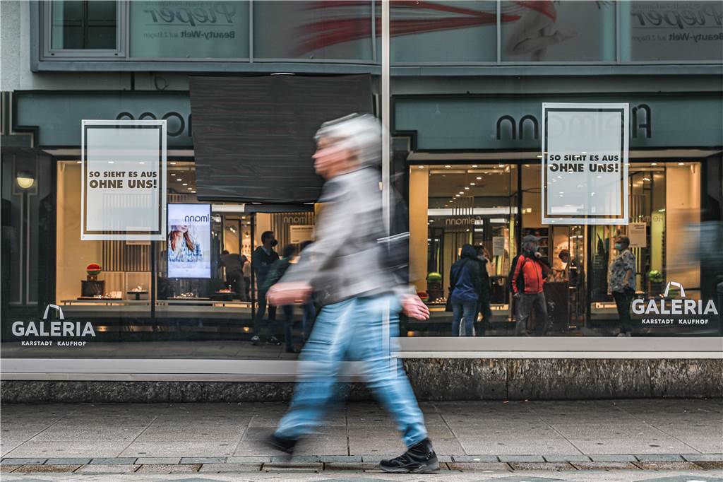 Fenster mit Papier verklebt: Was ist da los bei Karstadt Sports und Kaufhof? Die Fensterscheiben des Kaufhof am Westenhellweg waren in ein blickdichtes, reflektierendes Schwarz gehüllt.