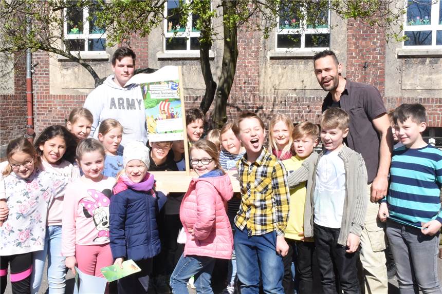 Ein tierisches Abenteuer wartet dieses Jahr auf die Kinder der Ferienbetreuung in Selm Die Ferienbetreuung plant dieses Jahr unter anderem den gemeinsamen Bau eines Floßes unter der Leitung von Roger Wellmann-Tripp (2.v.r.).