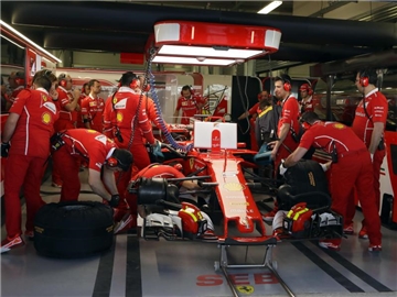 Die Ferrari-Mechaniker arbeiten am Boliden von Sebastian Vettel. Foto: Sergei Grits