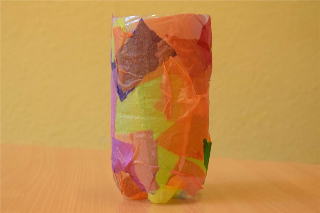 Till (5) zeigt uns, wie man eine bunte Last-Minute-Laterne bastelt Die fertig beklebte Laterne braucht etwa eine halbe Stunde zum Trocknen.
