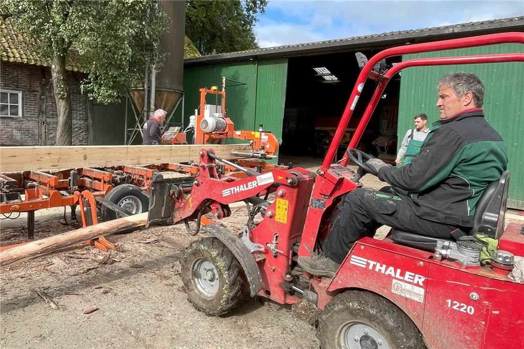 Mobiles Sägewerk im Einsatz: Stadtlohner erneuern Stall aus eigenen Bäumen Kantholz wird abtransportiert