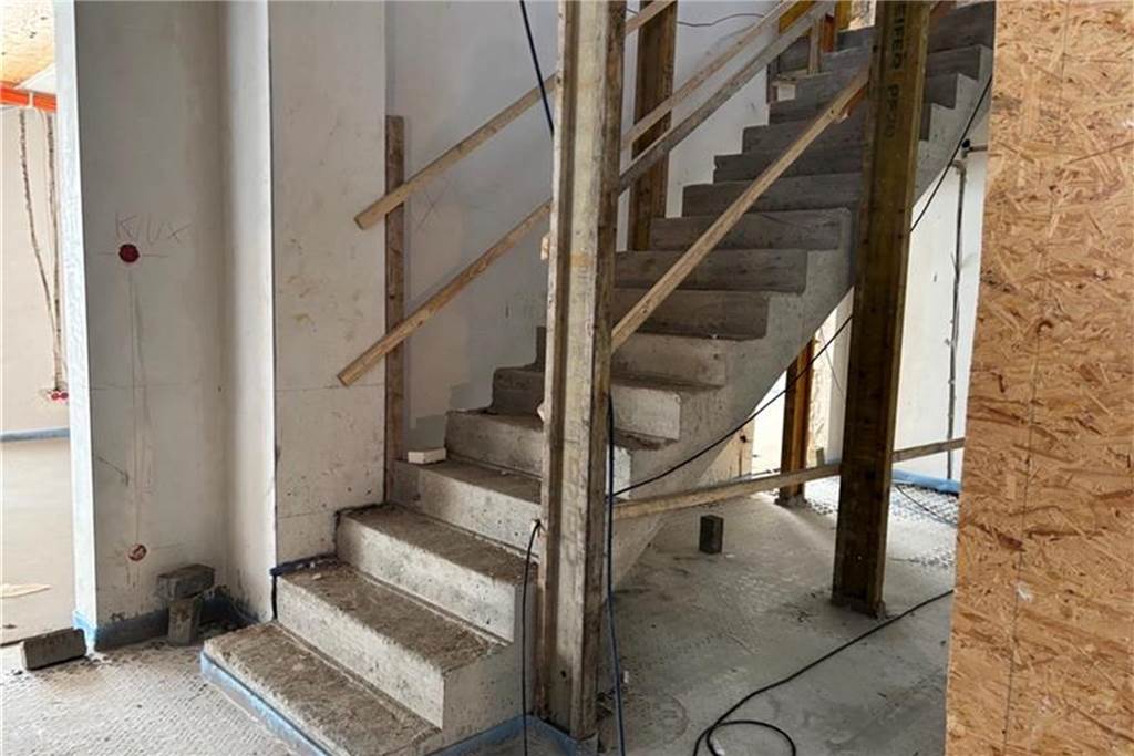 Unternehmen „Gebrüder Robers“ modernisiert Verwaltungsgebäude Ein Treppenhaus im Rohbau