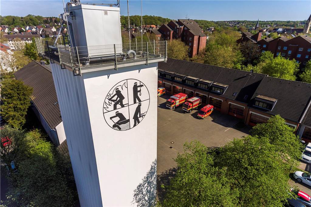 Sportplatz-Frage hängt mit Feuerwache, Wohnbau, Flüchtlingen und Müll zusammen Die Feuerwache an der Frebergstraße ist in die Jahre gekommen. Sie soll bis Ende 2026 durch einen Neubau an der Klöcknerstraße ersetzt werden.