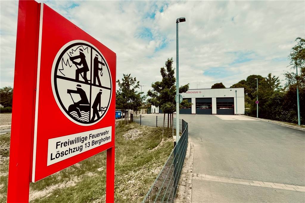 Unglaubliche Bilder: 18-Jähriger klaut Feuerwehrauto und wird vom Kumpel gefilmt Die Feuerwache in Berghofen liegt an der Straße Goymark. Hier klaute der 18-Jährige eines der Einsatzfahrzeuge.
