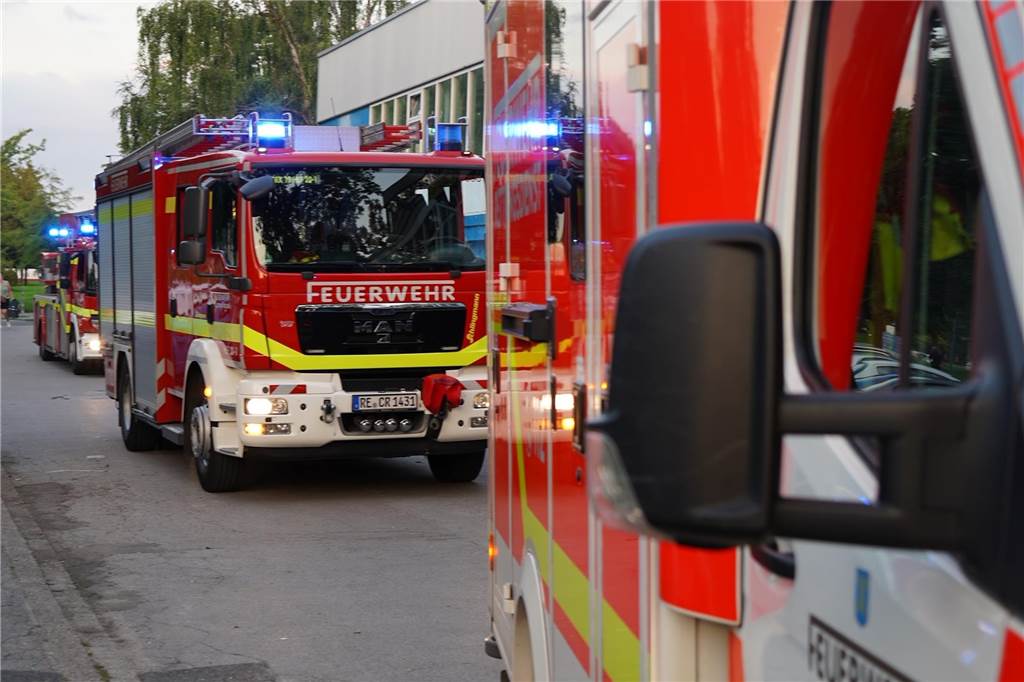 Trainingsabend im Hallenbad: Junge stürzte vom Drei-Meter-Turm auf die Fliesen Die Feuerwehr am Abend des 21.08.2023 am Hallenbad.