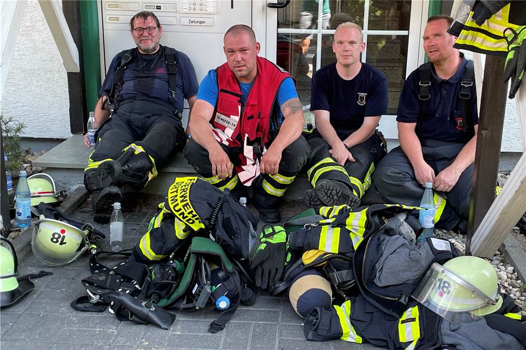 Feuerwehr schon wieder mit Vollalarm in Mengede: Das steckt dahinter Die Feuerwehr am Brandort in Mengede: Zwischendurch mussten die Kameraden bei rund 34 Grad Außentemperatur am Nachmittag auch mal ein Päuschen im Schatten einlegen.