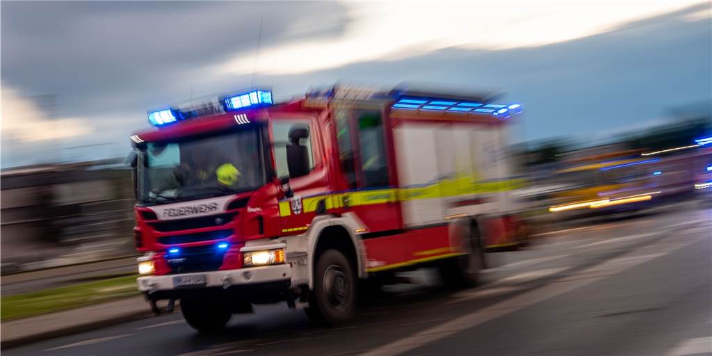 Feuerwehreinsatz bei Jacobi-Kirmes: Schausteller-Wohnwagen in Flammen Ein Feuerwehr-Auto fährt auf einer Straße.