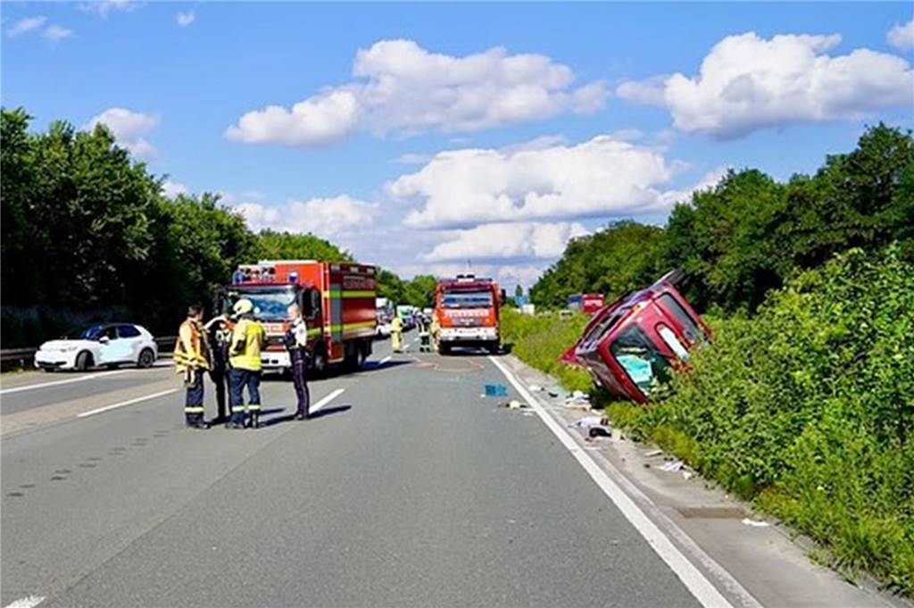 Die Feuerwehr aus Castrop-Rauxel eilte zum Unfall und erklärte, dass die Leitstelle gegen 17 Uhr erfuhr, dass sich dieser Pkw mehrfach überschlagen hätte. Darum holte sie einen Rettungshubschrauber dazu, der später eine Panne hatte.