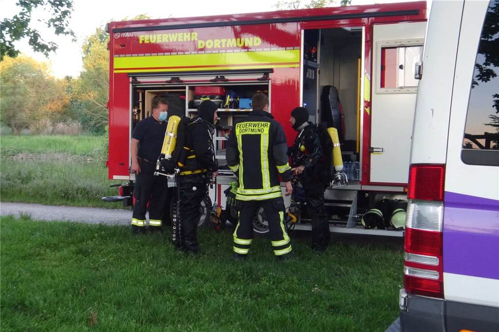 20-jähriger Mann aus Lünen nach Badeunfall im Kanal gestorben Die Feuerwehr aus Dortmund unterstützte den Einsatz mit insgesamt sechs Tauchern.