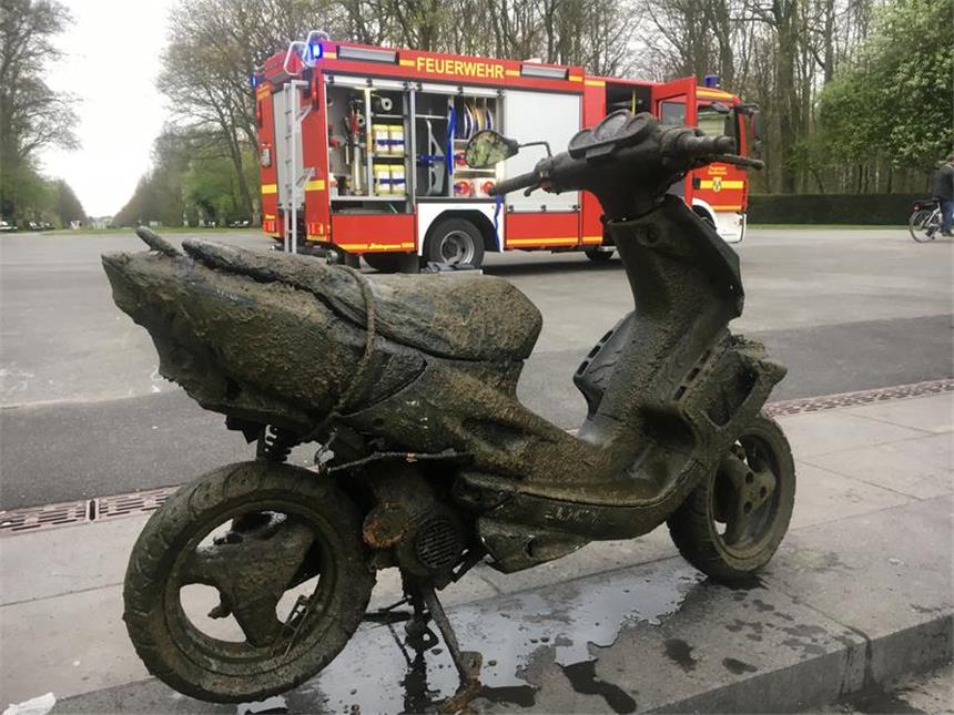 Kurios: Magnet-Angler hebt Roller im Schlossteich Die Feuerwehr barg den Roller aus dem Schlossteich und entfernte den Ölteppich mittels eines Bindemittels.