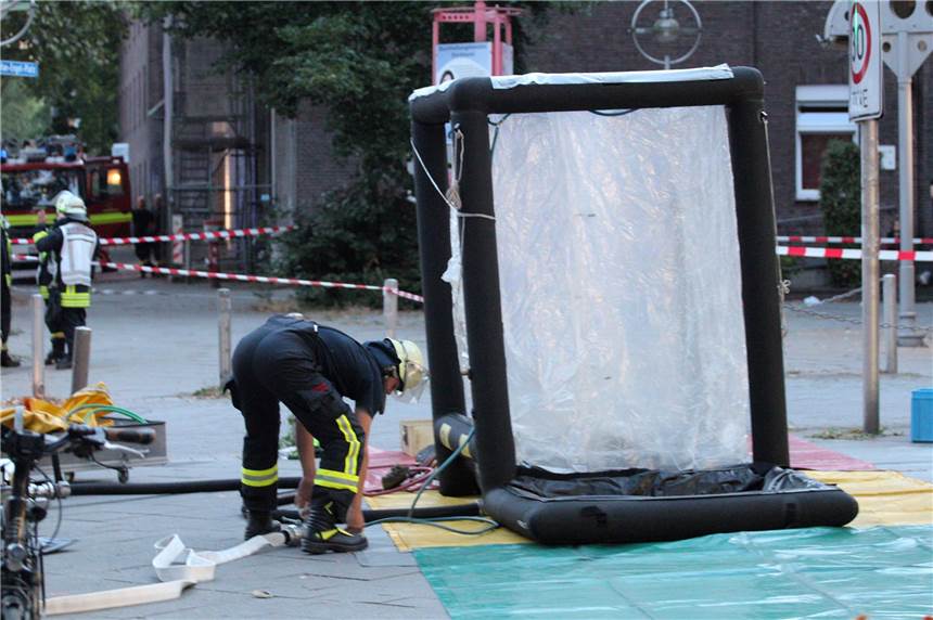 Feuerwehr räumte U-Bahn-Station wegen verdächtiger Flüssigkeit Die Feuerwehr baute am Mittwochabend ein Dekontaminationszelt auf der Beurhausstraße auf.