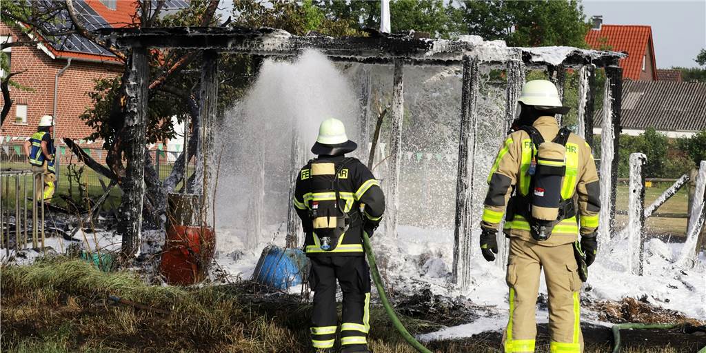 Einsatz mitten im Schützenfest: Pferdestall brennt in Wethmar Die Feuerwehr bedeckte die verkohlten Balken des abgebrannten Pferdestalls mit Löschschaum.