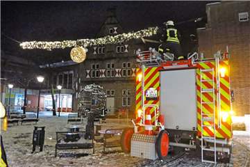 Die Feuerwehr befreite am 10. Dezember 2017 die Lichtergirlanden von der Schneelast. Drei Girlanden waren abgestürzt.