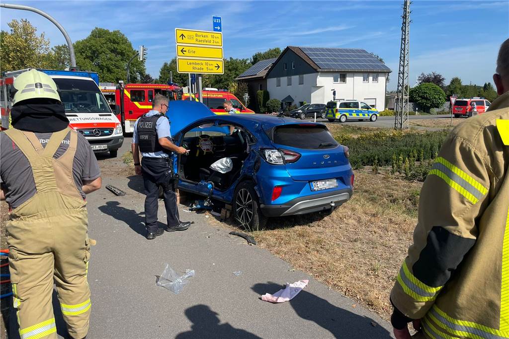 Schwerer Unfall in Raesfeld-Erle - Kreuzung war blockiert Die Feuerwehr befreite den Fahrer oder die Fahrerin aus dem Auto.