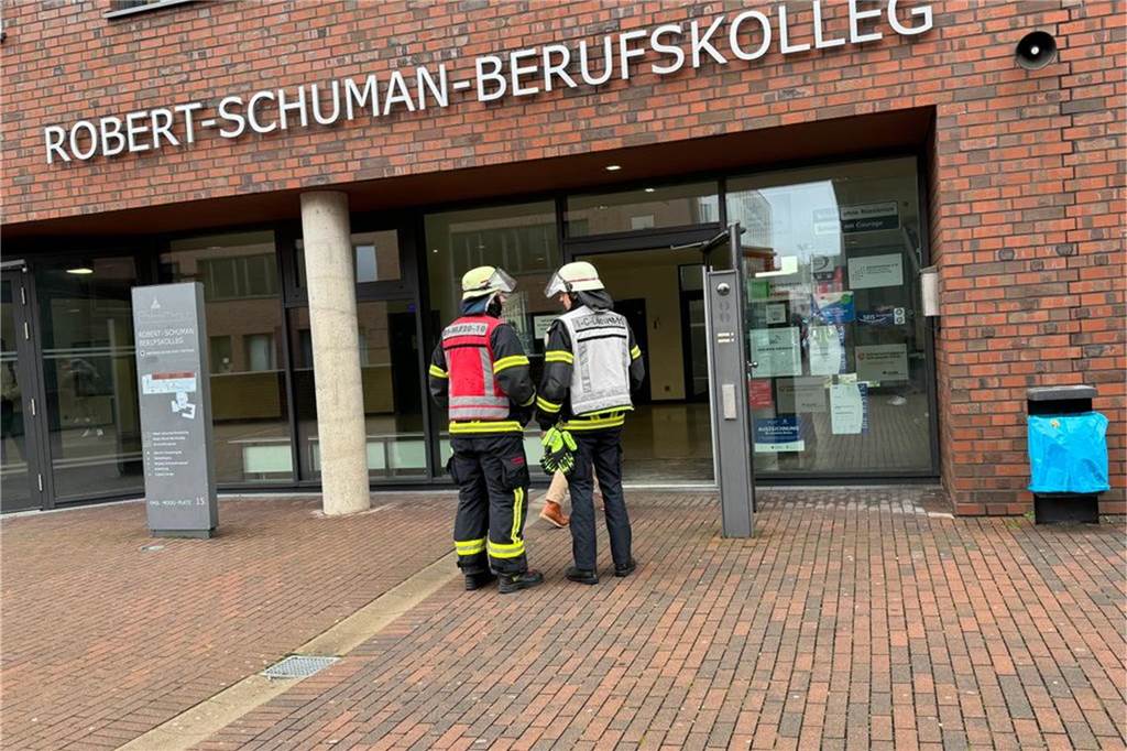Die Feuerwehr belüftete das Gebäude mit Ventilatoren und öffnete Fenster.