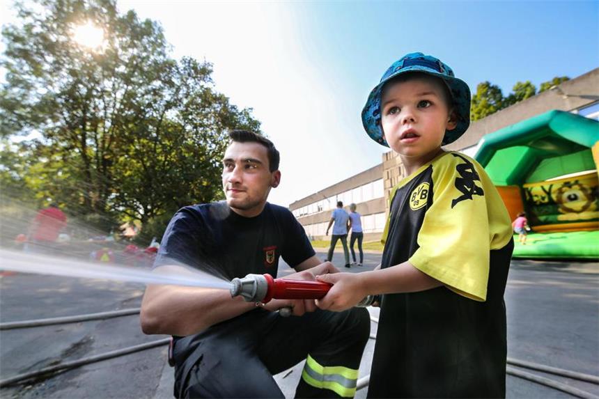 Schulhof verwandelt sich in großen Spielplatz Die Feuerwehr besuchte das Kinderfest mit einem Löschzug.