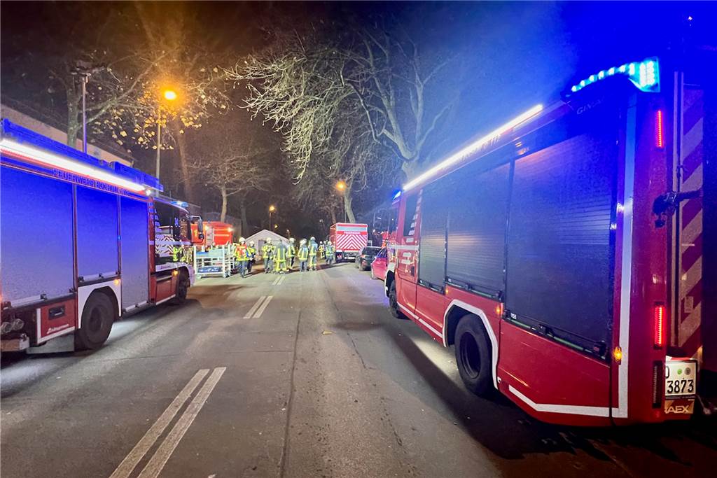 Gelber Dampf in Bochum: Einsatz hatte Auswirkungen bis Lütgendortmund Einsatzfahrzeuge der Feuerwehr Bochum in der Hauptstraße in Langendreer.