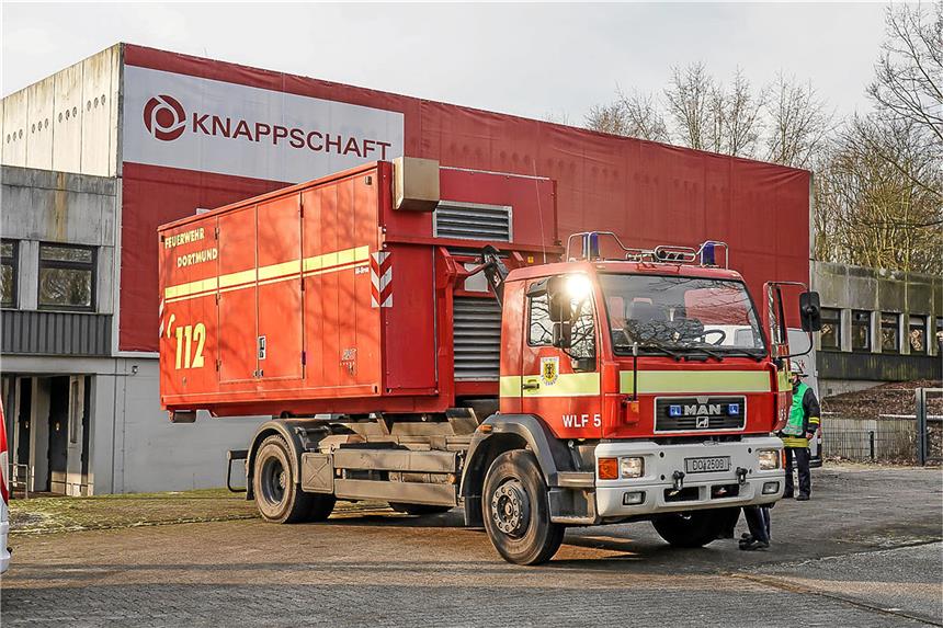 Nach Stromausfall Intensivstation geräumt Die Feuerwehr brachte ihre mobilen Notstromaggregate mit.