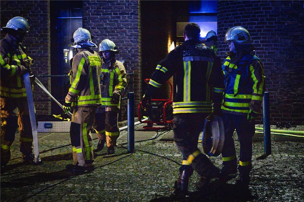 Brand im Westfälischen Landestheater: Bilder vom Großeinsatz der Feuerwehr Castrop-Rauxel Feuerwehrleute und Einsatzfahrzeuge beim Löschen des Brandes im Westfälischen Landestheater an der Stadthalle Castrop-Rauxel.