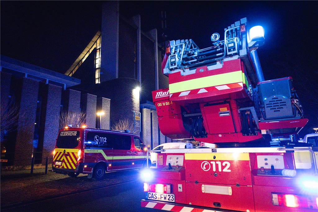 Feuerwehrleute und Einsatzfahrzeuge beim Löschen des Brandes im Westfälischen Landestheater an der Stadthalle Castrop-Rauxel. 