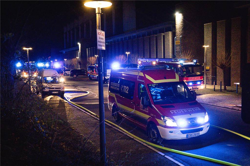 Feuerwehrleute und Einsatzfahrzeuge beim Löschen des Brandes im Westfälischen Landestheater an der Stadthalle Castrop-Rauxel. 