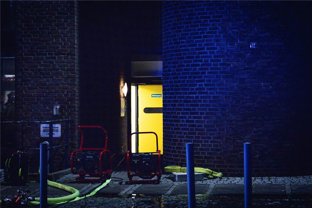 Feuerwehrleute und Einsatzfahrzeuge beim Löschen des Brandes im Westfälischen Landestheater an der Stadthalle Castrop-Rauxel. 