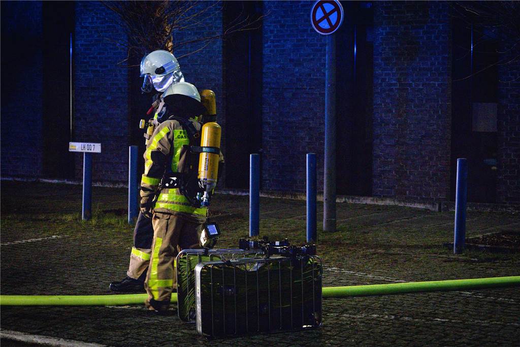 Feuerwehrleute und Einsatzfahrzeuge beim Löschen des Brandes im Westfälischen Landestheater an der Stadthalle Castrop-Rauxel. 