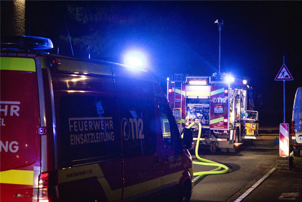 Feuerwehrleute und Einsatzfahrzeuge beim Löschen des Brandes im Westfälischen Landestheater an der Stadthalle Castrop-Rauxel. 
