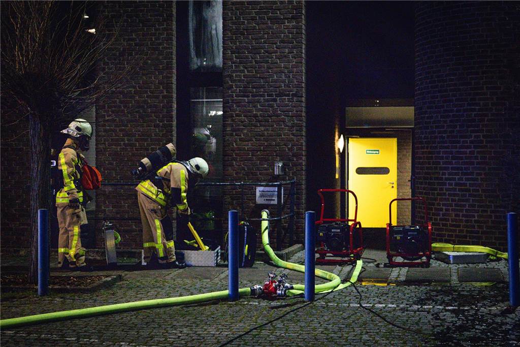 Feuerwehrleute und Einsatzfahrzeuge beim Löschen des Brandes im Westfälischen Landestheater an der Stadthalle Castrop-Rauxel. 