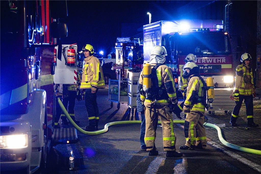 Feuerwehrleute und Einsatzfahrzeuge beim Löschen des Brandes im Westfälischen Landestheater an der Stadthalle Castrop-Rauxel. 