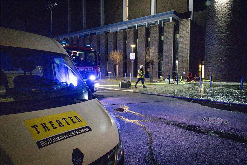 Feuerwehrleute und Einsatzfahrzeuge beim Löschen des Brandes im Westfälischen Landestheater an der Stadthalle Castrop-Rauxel. 