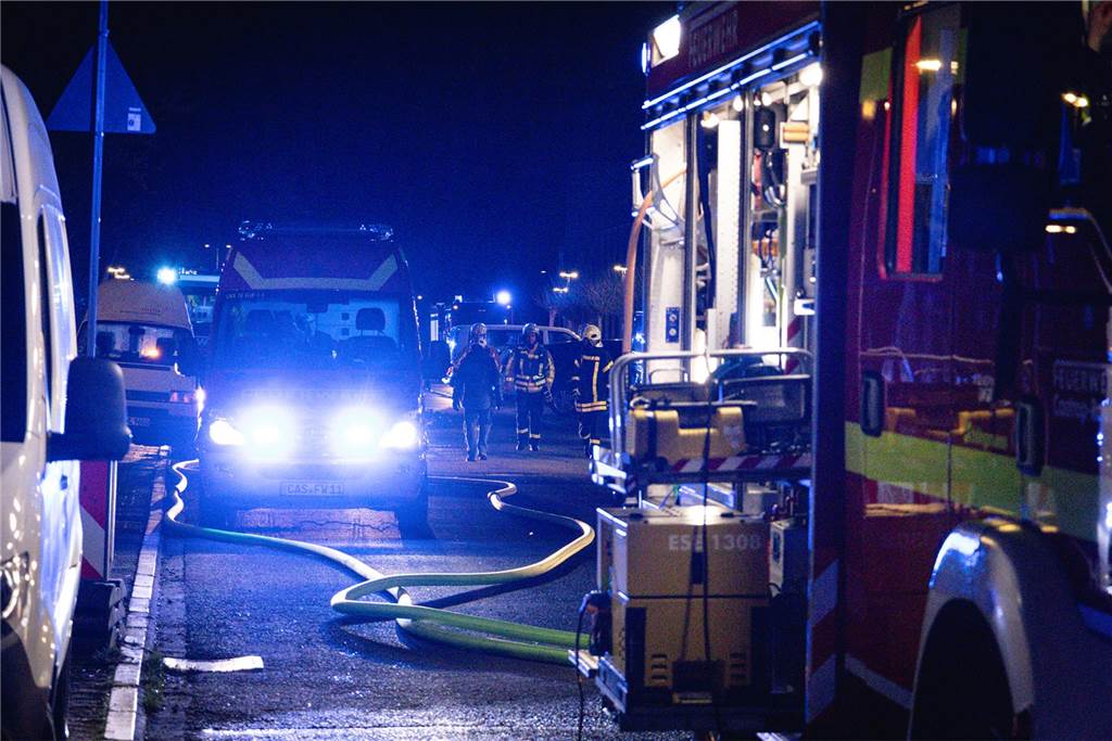 Feuerwehrleute und Einsatzfahrzeuge beim Löschen des Brandes im Westfälischen Landestheater an der Stadthalle Castrop-Rauxel. 