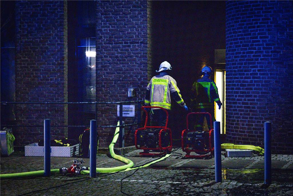 Feuerwehrleute und Einsatzfahrzeuge beim Löschen des Brandes im Westfälischen Landestheater an der Stadthalle Castrop-Rauxel. 