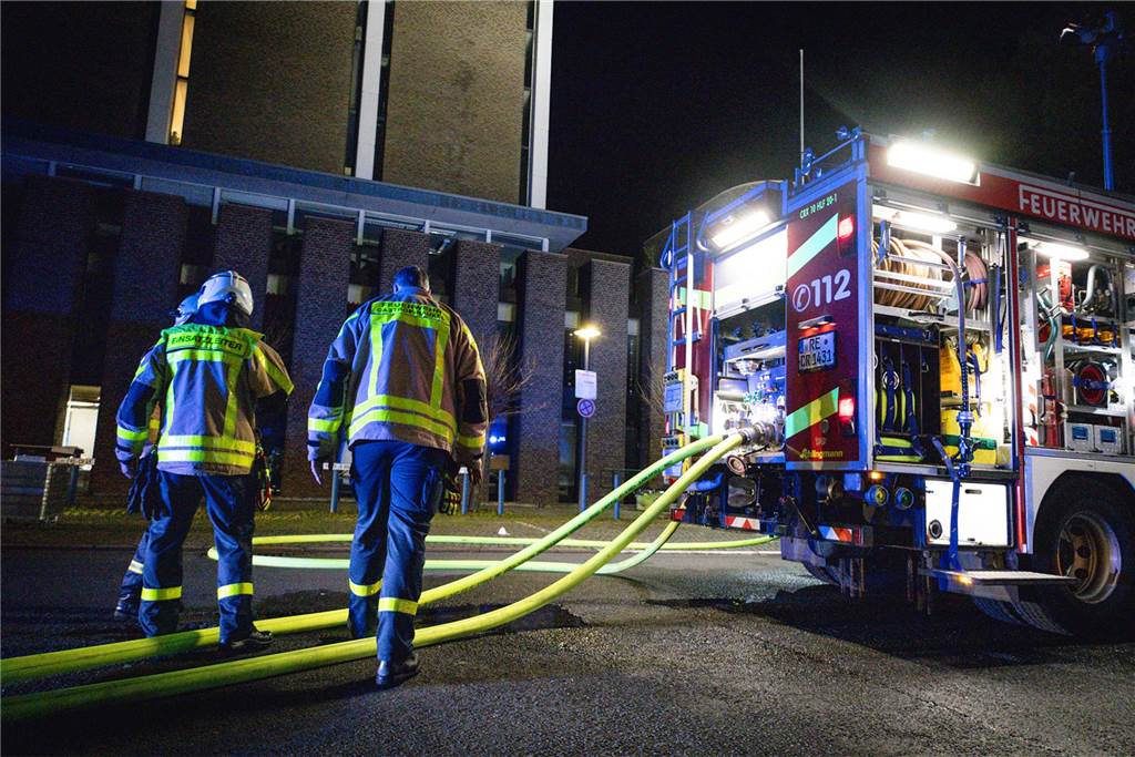 Feuerwehrleute und Einsatzfahrzeuge beim Löschen des Brandes im Westfälischen Landestheater an der Stadthalle Castrop-Rauxel. 