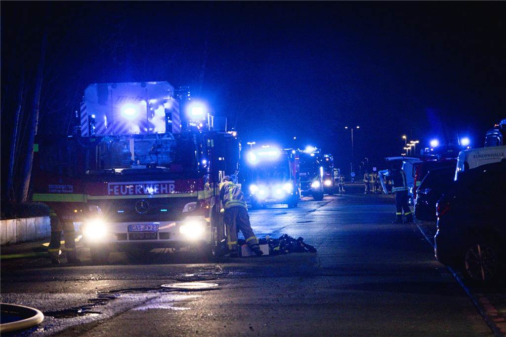 Feuerwehrleute und Einsatzfahrzeuge beim Löschen des Brandes im Westfälischen Landestheater an der Stadthalle Castrop-Rauxel. 