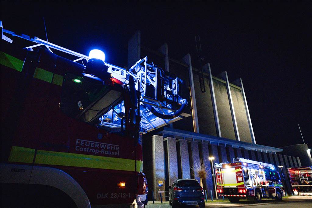Feuerwehrleute und Einsatzfahrzeuge beim Löschen des Brandes im Westfälischen Landestheater an der Stadthalle Castrop-Rauxel. 