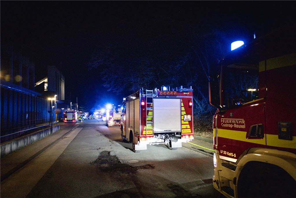 Feuerwehrleute und Einsatzfahrzeuge beim Löschen des Brandes im Westfälischen Landestheater an der Stadthalle Castrop-Rauxel. 