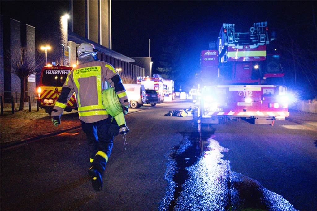 Feuerwehrleute und Einsatzfahrzeuge beim Löschen des Brandes im Westfälischen Landestheater an der Stadthalle Castrop-Rauxel. 