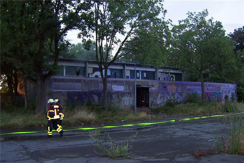 Feuerwehr musste zweimal zur Ex-Hauptschule Bövinghausen ausrücken Die Feuerwehr Dortmund musste einen Brand in der Turnhalle der ehemaligen Hauptschule Bövinghausen löschen.