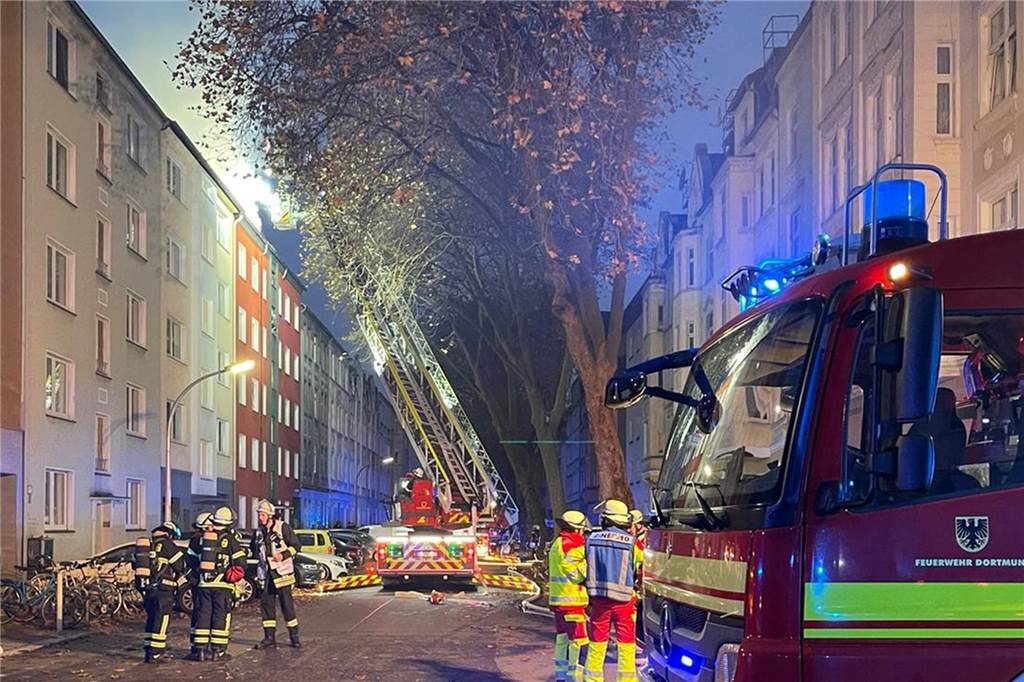 Erneut Feuer in der Nordstadt: Feuerwehr bekämpfte Dachstuhlbrand Die Feuerwehr Dortmund rückte am Donnerstagmorgen (16.11.) zu einem Dachstuhlbrand in die Schillerstraße aus.