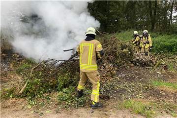 Die Feuerwehr Erle löschte den brennenden Abfallhaufen am Werlo ab. Es handelte sich offenbar um Grünschnittabfälle