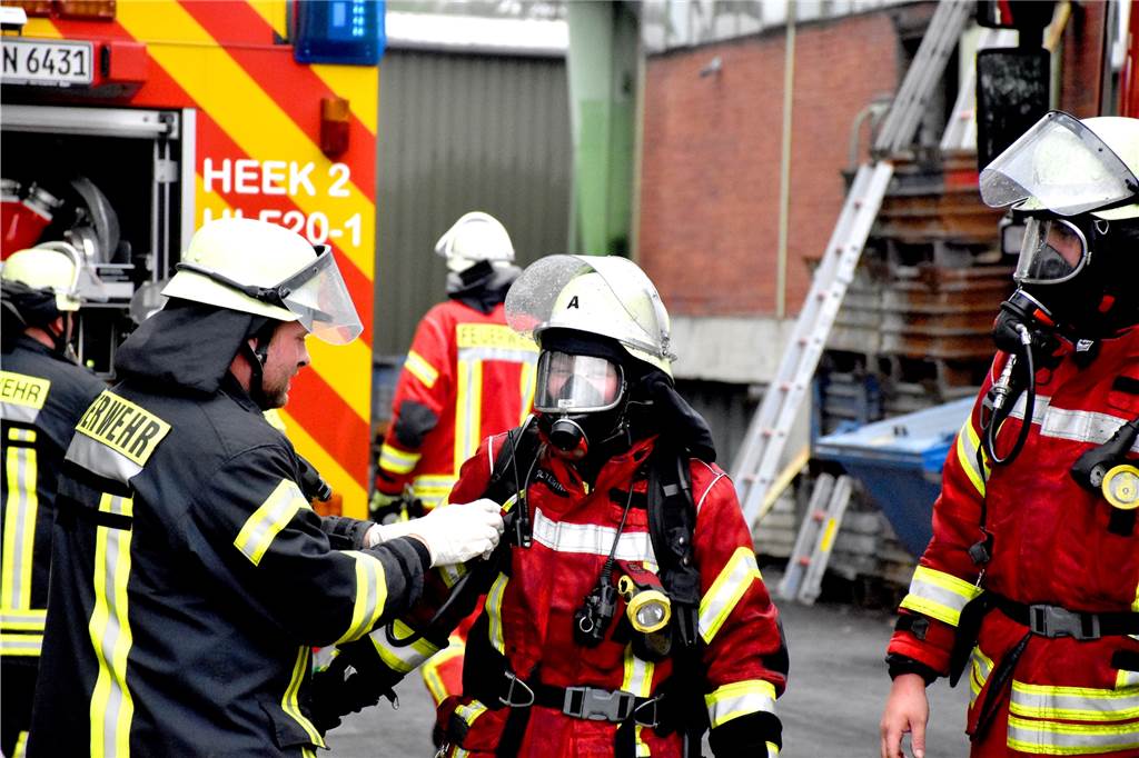 Gießerei-Filter brennt: Zwei Arbeiter kommen vorsorglich ins Krankenhaus Die Feuerwehr war mit drei Trupps unter schwerem Atemschutz einerseits gegen die Flammen vorgegangen. Gleichzeitig hatten die Kräfte das Gebäude und den völlig verrauchten Keller nach weiteren Verletzten und Glutnestern abgesucht.