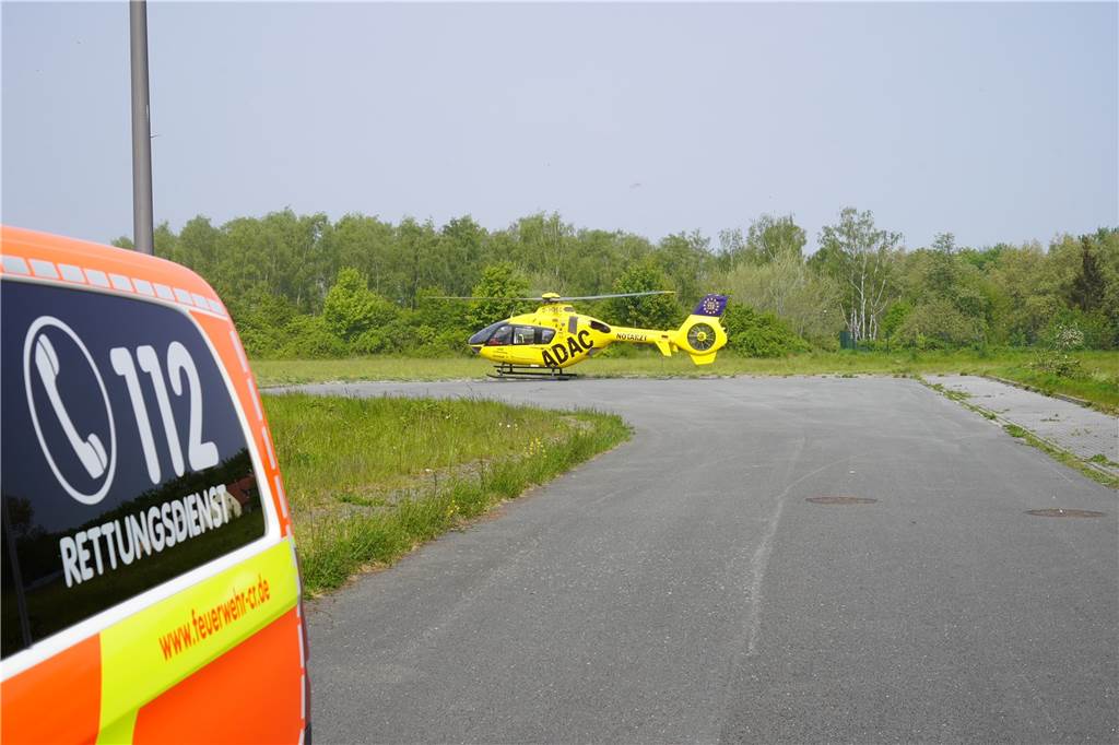 Medizinischer Engpass: Rettungshubschrauber landet auf Schwerin Die Feuerwehr half bei dem Einsatz auf dem ehemaligen Zechengelände. Es ging um einen medizinischen Notfall.