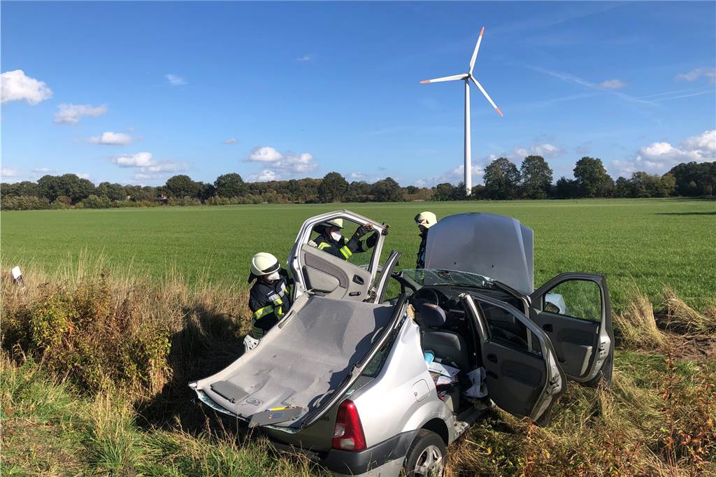 Auto überschlug sich: Vredener Feuerwehr befreit Ehepaar aus Fahrzeugwrack Die Feuerwehr hat das Dach des PKW abgetrennt, um die Verletzten schonend befreien zu können.