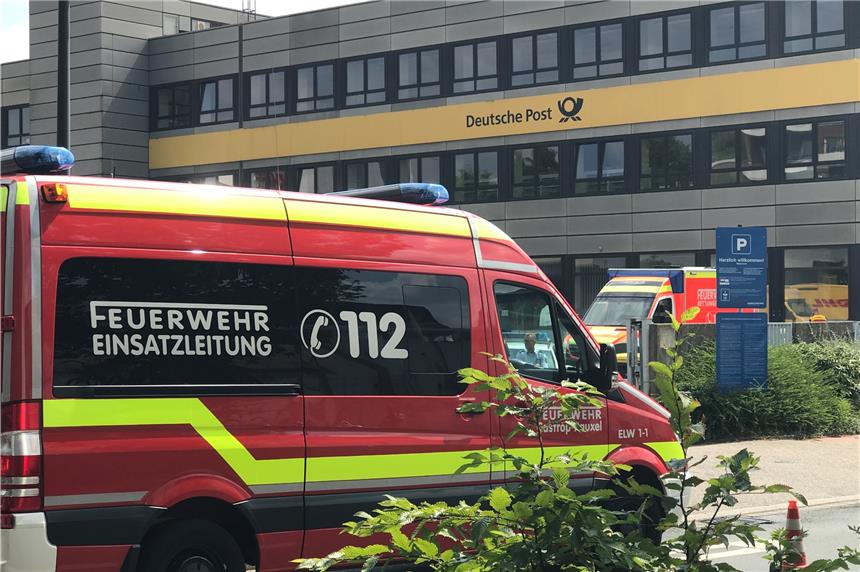 Einsatz beendet: Keine Säureverletzung im Castroper Postgebäude Die Feuerwehr hat den Bereich rund um den Parkplatz der Post abgesperrt. Der Gefahrgut-Zug des Kreises Recklinghausen rückt nun aus.