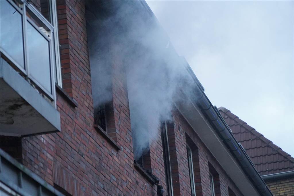 Feuerwehr-Großeinsatz in Waltrop: Brand in Mehrfamilienhaus Aus Fensteröffnungen eines Hauses dringt Rauch.