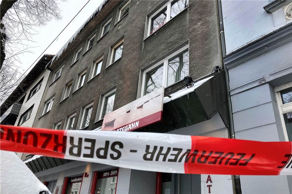 Gefahr von oben: Wer muss sich eigentlich um Eiszapfen kümmern? Die Feuerwehr hat den Gehweg vor einem Wohn- und Geschäftshaus an der Rathausstraße gesperrt. An der Dachrinne hängen riesige Eiszapfen.