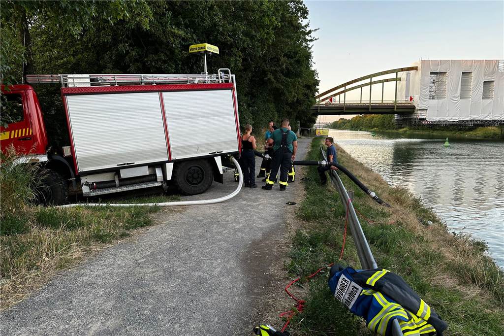 Bauernhof in Marl brennt lichterloh: Rauchwolke bis nach Dorsten und Haltern zu sehen Die Feuerwehr hat zur Löschung Wasser aus dem Kanal gepumpt.