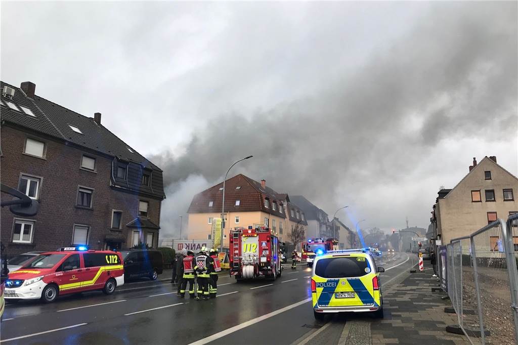Großbrand in Autowerkstatt Lütgendortmund: Polizei nennt Brandursache Ein Autohandel in Lütgendortmund stand am Donnerstagvormittag (12.1.2023) in Flammen.