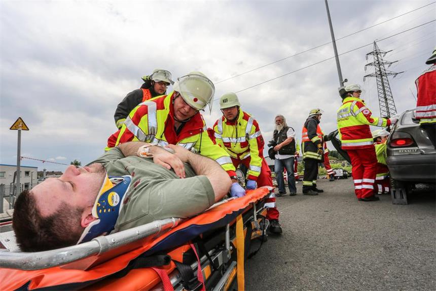 So bereiten sich junge Notfall-Ärzte auf schwere Unfälle vor Die Feuerwehr hatte dazu ein erschreckend realistisches Szenario aufgebaut: Zwei Pkw waren seitlich kollidiert, im Inneren saßen Eltern mit ihren Kindern (Kunst-)blutverschmiert, die Türen nicht mehr zu öffnen.